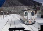 Lokalverkehr in Ost-Hokkaido: Im tief verschneiten Shirataki an der nördlichen Pass-Strecke zwischen West- und Ost-Hokkaido wartet KIHA 54 528.