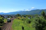 Das nahende Ende des lokalen Verkehrs auf der japanischen Nordinsel Hokkaidô: Ab und zu fährt noch ein Zweiwagenzug (hier mit den alten Triebwagen KIHA 40 1712 und KIHA 40 827) bis Kamikawa am Fusse der eindrucksvollen Vulkanketten inmitten von Hokkaidô. Das Städten döst still und fast menschenleer vor sich hin; bloss noch dreimal am Tag braust ein ganz kurzer Intercityzug durch auf der Fahrt nach Abashiri am Okhotsk'schen Meer an der Nordostküste. 25.Juli 2016. SEKIHOKU-HAUPTLINIE 