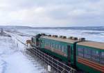 DE10 1660 mit ihrem Zug in Kitahama, Ost-Hokkaido. Wenige Kilometer weiter treiben bereits riesige Eisschollen heran, und am nächsten Tag ist das Meer zugefroren. 17.Februar 2009. SEMMÔ-LINIE 