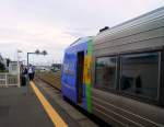 KIHA 261: Das ist das nördliche Ende der japanischen Eisenbahn in Wakkanai. Nach dem Aussteigen müssen die Fahrgäste natürlich ihre Ankunft hier photographisch festhalten. Jetzt ist es nur noch ein Katzensprung nach Sachalin und damit nach Russland; eine Fähre verbindet Wakkanai mit dem dortigen Hafen von Korsakov. Bild: Frontwagen KIROHA 261-202 (キロハ261-202) am 27. August 2008. SÔYA-HAUPTLINIE 