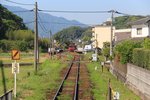 Die südlichere der beiden Transversallinien (offizieller Name: Hôhi-Hauptlinie) quer über die Insel Kyûshû: Am Rande der Stadt Ôita im Osten von Kyûshû (Endpunkt der Strecke) kreuzt der Zweiwagenzug KIHA 200-105 - KIHA 200-1105. Takio, 1.Mai 2016. HÔHI-HAUPTLINIE 