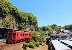 Die südliche der beiden Transversalen quer über die Insel Kyûshû (die Hôhi Hauptlinie): Praktisch alle Züge von der Stadt Ôita an der Ostküste müssen jetzt hier in Bungo Taketa enden. Einzeltriebwagen KIHA 220-204, 1.Mai 2016. HÔHI-HAUPTLINIE 