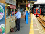 Zug Serie 813 Nr.1114 in der wichtigsten Industriestadt von Nord-Kyûshû, Kokura.