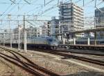 Serie 787: Einfahrt eines Zuges in Hakata, wo sich der Hauptbahnhof der Grossstadt Fukuoka befindet.