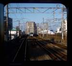 Serie 811 - Begegnungen: Bei der Ausfahrt aus Hakata begegnet ein Regionalzug Serie 811, während ein Shinkansen-Hochgeschwindigkeitszug Richtung Tokyo (das er in 5 1/4 Std.