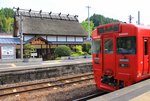 KIHA 220-201 im Lokalverkehr auf der Südinsel Kyûshû vor dem hübschen Bahnhof in Bungo Nakamura, 2.Mai 2016. KYÛDAI-HAUPTLINIE 