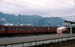 Serie 411/415: Zur Zeit der alten Staatsbahn trugen diese Züge (wie alle Zweistrom-Lokalzüge) einen rosa Anstrich. Im Bild steht der Motorwagen MOHA 415-15 in der Stadt Nagasaki im äussersten Nordwesten der Insel Kyûshû, neben einem damaligen Zweistrom-Intercityzug. 11.September 1983. 