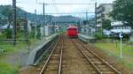 Serie 713: Auf vielen Strecken sieht man das blaue Schild mit der grossen Welle, wie hier bei der Einfahrt in die Station Totoro an der Südostküste von Kyûshû - es bedeutet: Bei