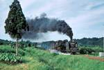 Japanische Dampflokomotiven C57 auf der Südinsel Kyûshû: C57 192 mit einem Schnellzug (incl. Erstklasswagen (Green Car)) im südlichen Kyûshû, Hyûga Kutsukake, unterwegs von Miyazaki nach Kagoshima. 13.August 1972  