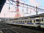 Serie 717: Ein Lokalzug aus mehreren Zweiwagen-Sets Serie 717 zieht sich in die Abstellgleise von Kagoshima Zentralbahnhof zurück, nachdem er am Morgen früh Pendler hierher gebracht hat.