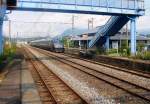 Serie 787: Ein Sechswagenzug aus Sasebo ganz im Nordwesten fährt in die ländliche Station Mimasaka ein, geführt von KUMOHA 786-14, 7. August 2013. SASEBO-LINIE