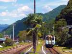 KIHA 32: Wagen KIHA 32 16 in Toyonaga an der Pass-Strecke, die Nord- und Süd-Shikoku verbindet.