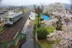 Lokalverkehr auf Shikoku - der Nordosten: Triebwagen Serie JR Shikoku 1000, Nr. 1033 in Shioiri. 3.April 2015. 