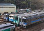 Lokalverkehr auf Shikoku - der Nordosten: Startbereit am frühen Morgen - zwei Triebwagen Serie 1000, ein neuer Triebwagen Serie 1500 (Nr.1552) und ein alter Triebwagen Serie 47 der einstigen Staatsbahn im blau-weissen Anstrich von Shikoku. Tokushima, 2.April 2015.  