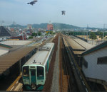 Regionalverkehr im Nordosten der Insel Shikoku - die Hauptverbindung zwischen den Städten Takamatsu und Tokushima: Triebwagen 1558 wartet in Shido einen Gegenzug und die Ueberholung durch einen