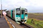 Lokalverkehr auf Shikoku - der Nordosten: Der rosarote Regenschirm.