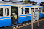Lokalverkehr auf Shikoku - der Nordosten: An japanischen Stationen finden sich stets Hinweistafeln zu den örtlichen Sehenswürdigkeiten, hier zum Tatsue-Tempel, der 19.Station auf der