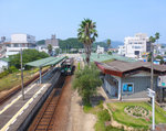 Regionalverkehr im Nordosten der Insel Shikoku - die Zweiglinie an die Meerenge von Naruto: Ankunft in Naruto. Triebwagen 1245. 10.August 2013. 