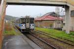 Lokalverkehr auf Shikoku - der Nordosten: Einfahrt des Triebwagens Serie 1000 Nr. 1009 in Kawata, 3.April 2015. 