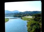KIHA 32: Unterwegs in KIHA 32 5 - Blick aus der Seitentüre auf die imposante Burganlage von Iyo Ôzu im äussersten Nordwesten der Insel Shikoku.