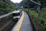 JR Tôkai (JR Central), Intercityzüge Serie 383 mit neigbarem Wagenkasten: Zug 383 Nr.2 kommt aus den Bergen herunter durch die Kokokei-Schlucht, zuvorderst das Zugsende mit
