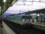 Serie 115: Im letzten Abendlicht macht sich der Dreiwagenzug mit Steuerwagen KUHA 115-1037 in Nakatsugawa bereit für die Fahrt durchs steile Kiso-Tal. 4.März 2007. 