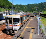 JR Tôkai, KIHA 25: Zug KIHA 25-1003 unterwegs auf die weit in den Pazifik hineinragende Kii-Halbinsel.