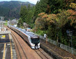 HC 85 Hybrid-Züge: Ein 4 + 2-Wagenzug, geführt von HC 85-D1, durchfährt Yakeishi im Abstieg von Takayama Richtung Nagoya, 7.November 2023.