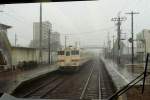 KIHA 47 (キハ47) der Takayama-Linie: Für den Agglomerationsverkehr am Südende der Strecke gibt es 5 Wagen der Standard-Dieseltriebwagenserie von 1977-1982 (insgesamt 888 Wagen) mit Eingängen etwa in den zwei Drittelspunkten für rasches Ein- und Aussteigen (KIHA 47). Hier steht ein KIHA 47 am Ende eines Gegenzuges bei der Vorbeifahrt in Naka in der Nähe von Gifu, 2.Oktober 2009. 