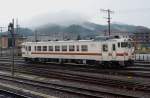 KIHA 40 (キハ40) der Takayama-Linie. KIHA 40 aus der Standard-Dieseltriebwagenserie von 1977-1982 (insgesamt 888 Wagen) haben zwei Führerstände; 7 Wagen sind der Takayama-Linie zugeteilt. Hier steht KIHA 40 5802 in Takayama tief im Hida-Gebirge, 2.Oktober 2009. 
