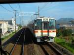 Serie 311: Ein Zug mit dem motorisierten Wagen KUMOHA 311-3 an der Spitze kommt von der Stadt Gifu her Richtung Nagoya. Bei Kisogawa, 25.September 2009. (Aufnahme durch die verglaste Führerstandrückwand)