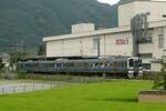 Hakubi Linie, Nahverkehrszug von Okayama Bf nach Nīmi Bf mit der Baureihe 213(Einheit-Nr.C01) unterwegs, im 11.08.2021, das nähe Bitchū-Takahashi Bf.