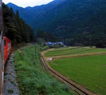 Die alten Triebwagen KIHA 40 2008 und KIHA 40 2016 erklimmen die finsteren Berge auf der Passlinie von Himeji ans Japanische Meer hinüber, unterhalb Ikuno, 8.Oktober 2016. 