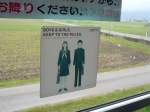 Der KIHA 120-202 der Kuzuryû-Linie: Am Fenster prangt diese Aufforderung an die Schüler.