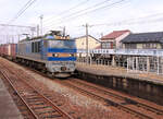 Zweistromloks Serie EF510-500: In den Jahren 2009 bis 2016 bauten die JR East Japan 15 eigene Loks hauptsächlich für Luxus- und Schlafwagenzüge in den hohen Norden. Zwei Loks (509/510) sind silbergrau, die anderen blau. 2015 bis 2017 wurden diese Loks von JR Freight für den Güterverkehr übernommen und verkehren, wie die anderen EF510, vor allem der Küste des Japanischen Meers entlang von Osaka und Kyoto nach Norden. Hier durchfährt EF 510-511 von JR Freight die Station Kosugi, die heute der privaten Ainokaze Toyama Bahn gehört. Der Bahnhof ist geschmückt mit einer Dekoration, die auf das traditionelle Handwerk des Verputzens von Hauswänden (Stuckatur) hinweist. 20.März 2024 