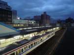 Serie 105 in Hiroshima: An einem stürmischen Morgen steht Zug KUMOHA 105-17 (3-türig) am Hauptbahnhof Hiroshima abfahrbereit.