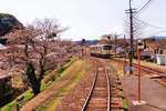 An einer kaum noch befahrenen Lokalstrecke in Japan: Einfahrt des Triebwagens KIHA 120-5 in Kamonaka an der Kisuki-Linie. 30.März 2018 