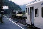 Die KIHA 120 des westjapanischen Hochlandes. In Bingo Ochiai wartet der KIHA 120-5 der Kisuki-Linie auf Anschluss; in über 3-stündiger Fahrt wird er auf seiner extrem schwach frequentierten Strecke das Gebiet am Japanischen Meer erreichen. 30.September 2001. (Vorn ein grösserer Triebwagen Serie KIHA 58.)