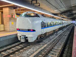 JR West Limited Express Mahoroba nach Tsuruga im Bahnhof von Osaka, 30.04.2024.