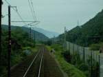 Serie 223: Eine ungewöhnliche Landschaft für einen S-Bahnzug - Fahrt in KUMOHA 223-3011 über den Pass von Kyoto her auf die  Schattenseite  Japans am Japanischen Meer.