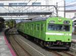 Series 103 EMU als Lokalzug auf der Nara-Line von Kyoto in Richtung Nara beim Halt in der Haltestelle JR Inari. Die Serie 103 wurde jahrelang im Pendlerverkehr in der Kanto und Kansai-Region eingesetzt, wird aber sukzessive mit den neueren 205, 207, 209, 211 oder E231 ersetzt.