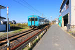 Friedliche November-Stimmung in Japan, mit Lokalzug aus einstigen U-Bahnwagen (Steuerwagen KUHA 104-502 + Motorwagen KUMOHA 105-502) in Miwa, südlich von Nara. Vorne sieht man die Warnleuchte des nahegelegenen Bahnübergangs; drückt jemand dort den Notknopf, dann beginnt hier eine blendend helle Lampe zu blinken, die der Wagenführer von weitem sehen kann. 7.November 2018 