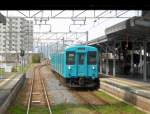 Serie 105 (viertürig) - mit dem Regionalzug durch die Dörfer im Herzen Japans: Begegnung mit Steuerwagen KUHA 104-503 (ehemaliger Zwischenmotorwagen eines Tokyo-S-Bahnzugs, dem man die