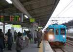 Serie 105 - mit dem Regionalzug durch die Dörfer im Herzen Japans: Aus dem Morgennebel heraus erscheint der einstige Tokyo-S-Bahnwagen KUMOHA 105-512.