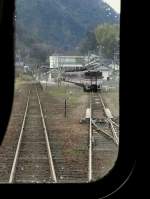 KIHA 181: Der ostseitige Endwagen eines  Hamakaze -Zuges; KIHA 181-42 in Satsu am Japanischen Meer, 27.Februar 2009. (Aufnahme mit starkem Zoom durch einen kleinen Spalt mit Blick durch die verglaste Führerstandsrückwand)
