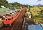 Im äussersten Westen, an der San'in-Linie: Triebwagen KIHA 40 2075 in Esaki mit Blick auf die goldgelb gereiften Reisähren in der Landschaft. 9.Oktober 2015. 