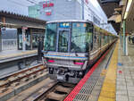 JR West mit Zug W31 als  Local  im Bahnhof von Himeji, 30.04.2024.
