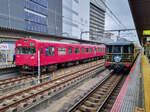 JR West mit Zug 3504 als  Local  nach Teramae neben dem Salonzug Naniwa der Sanyo Line im Bahnhof von Himeji, 30.04.2024.