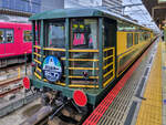 Salonzug Naniwa der Sanyo Line im Bahnhof von Himeji, 30.04.2024.