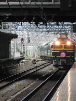 Einfahrt des JR Twilight Express (トワイライトエクスプレス), einem der Nachtzge Japans, auf Gleis 0 in JR Kyoto Station.Der Zug der JR West verkehrt zwischen Osaka und Sapporo und fr diese Strecke bentigt er 23 Stunden und zwei Minuten.